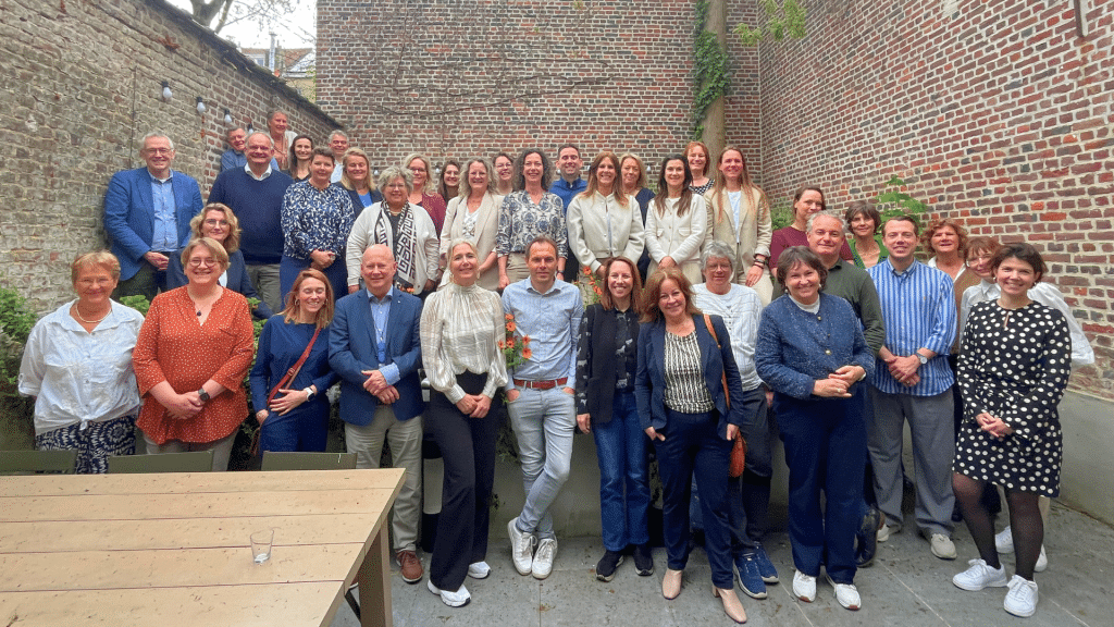 Groepsfoto VDP-leden en Mendeltje van Keulen in Holland House Brussels