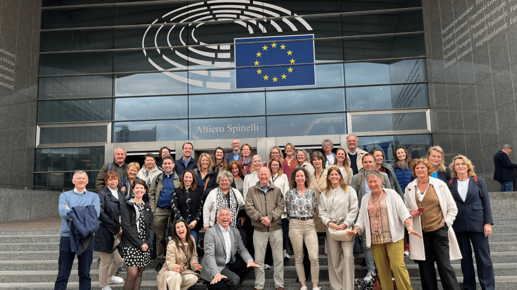 Groepsfoto voor het Europarlement tijdens de studiereis 2025 Brussel