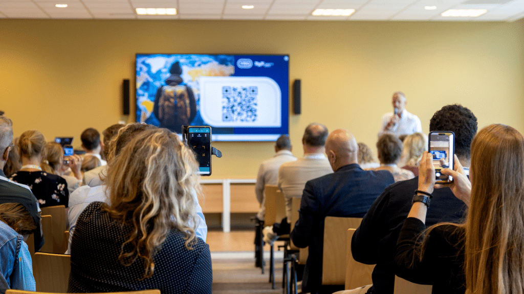 VDP leden maken foto's van een presentatie