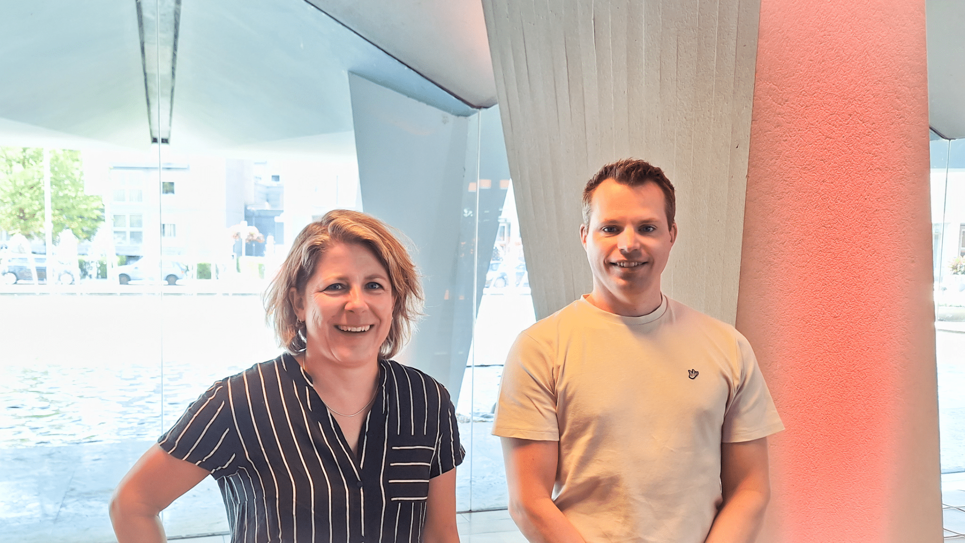 Renee van Os en Pieter de Vries in de hal van het gemeentehuis
