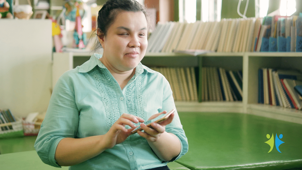 Slechtziend persoon gebruikt een mobiele telefoon