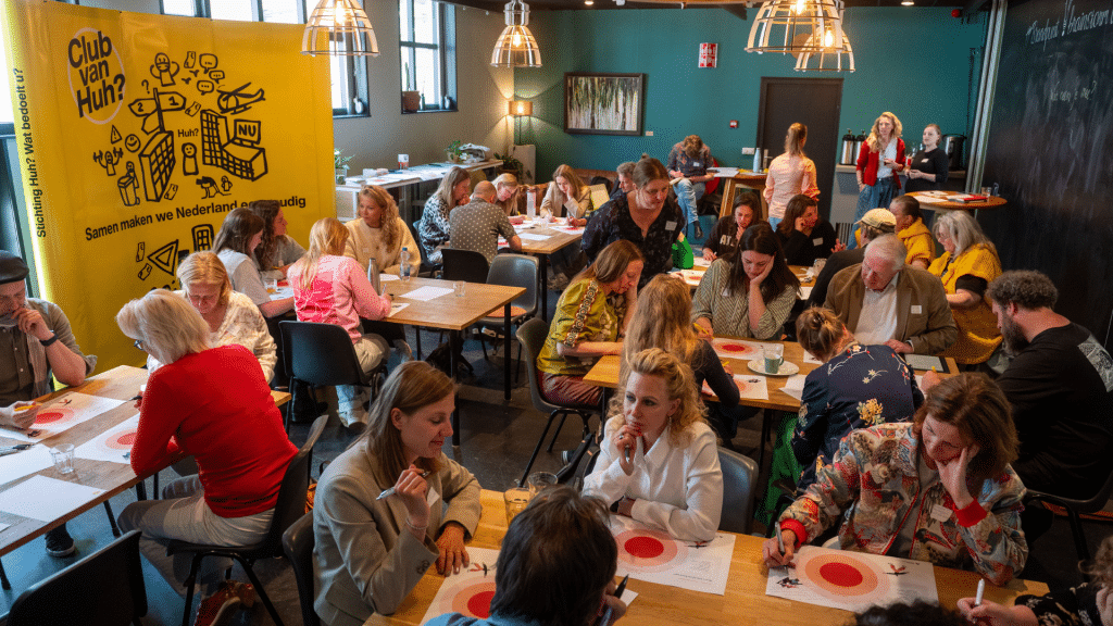 mensen werken in groepen samen